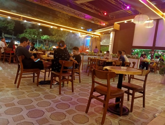 Mẫu bàn ghế gỗ giúp chủ quán cafe HẤP DẪN khách hàng 